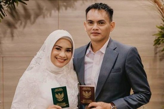 artis indonesia yang menikah dengan orang biasa - Ikke Nurjanah