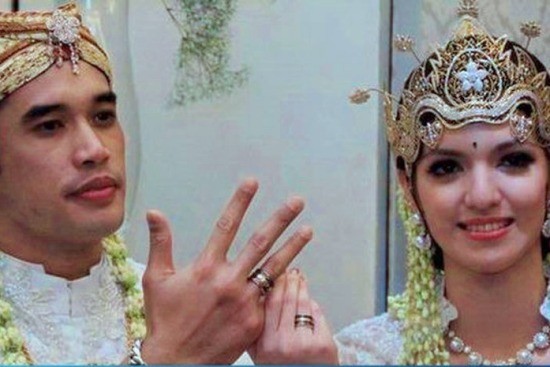 model cincin pernikahan artis - Nia Ramadhani