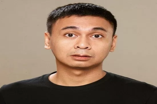 Sekumpulan Artis Indonesia yang Introvert Namun Jago Tampil di Depan Publik - Raditya Dika